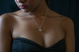 femme avec collier